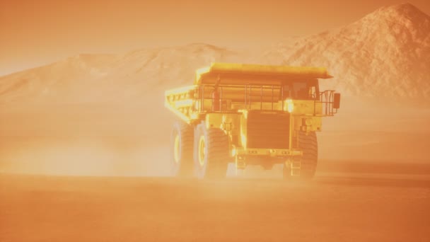 Большой желтый карьерный грузовик в пыли на карьере — стоковое видео