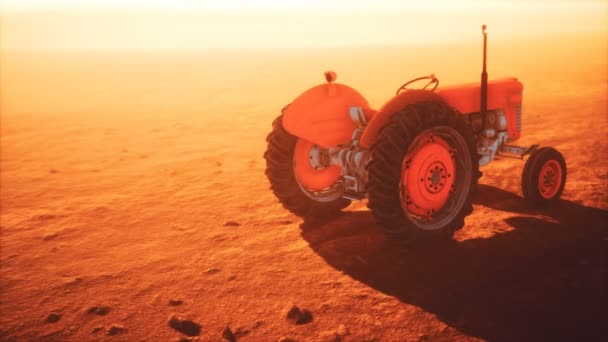 Vintage retro tractor on a farm in desert — Stock Video