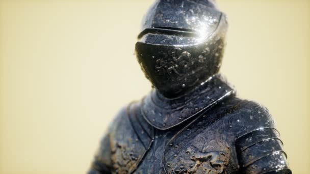 Pantser van de middeleeuwse ridder. Metalen bescherming van de soldaat — Stockvideo