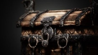 Metal Tokalı Kapalı Tahta Hazine Sandığı