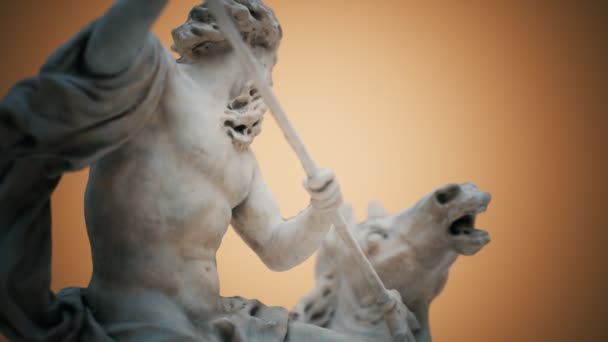 Крупный план статуи Нептуна — стоковое видео