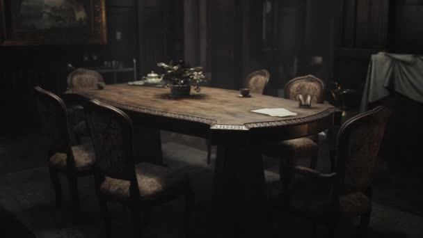 Klasik iç mekandaki eski ahşap masa. — Stok video
