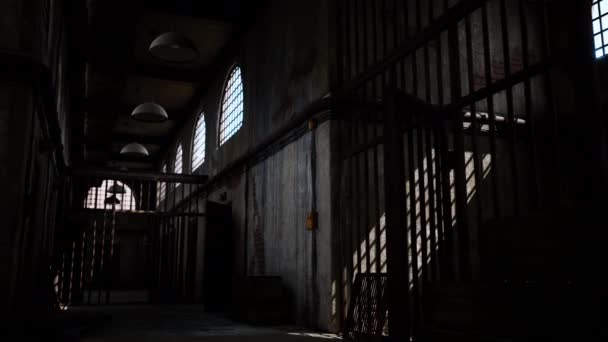 Старый ржавый тюремный блок — стоковое видео