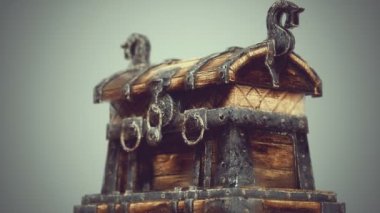 Metal Tokalı Kapalı Tahta Hazine Sandığı