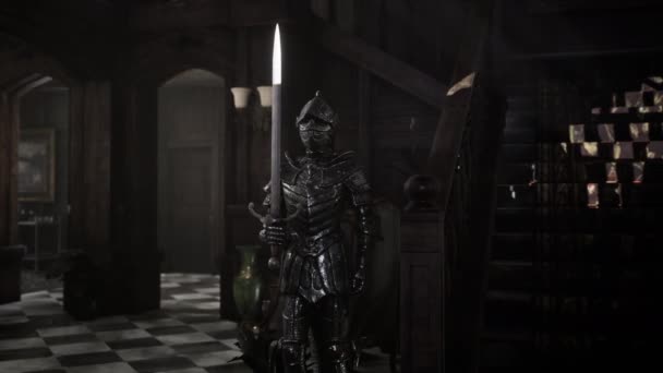 Vieux château intérieur avec armure de chevalier — Video