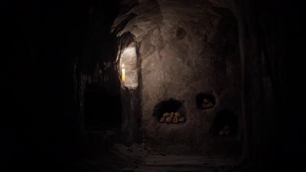 Stare ciemne kamienne podziemne katakumby — Wideo stockowe