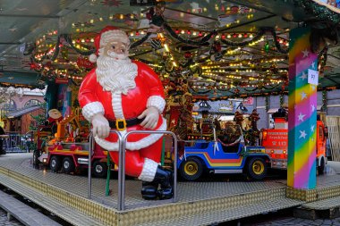İzlenimci bunten Treiben auf dem Weihnachtsmarkt
