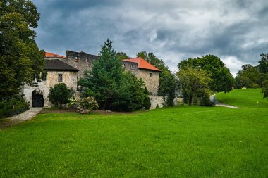 Burg Gruttenstein, ethe Garnison oberhalb von Bad Reichenhall. Bewacher der Salzstoecke.