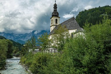 Ramsau bei Berchtesgaden ist eine Gemeinde im oberbayerischen Landkreis Berchtesgadener Land. Die Gemeindeverwaltung hat ihren Sitz im informell als Dorf Ramsau bezeichneten und im Zusammenhang bebauten Ortszentrum. Öl Ramsauer Pfarrkirche