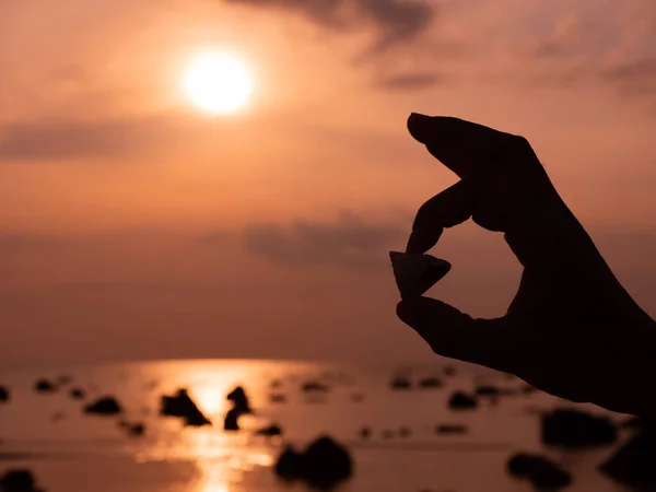 Beautiful Hand Woman Holding White Cell Hand Romantic Scene Sunset — Stock fotografie