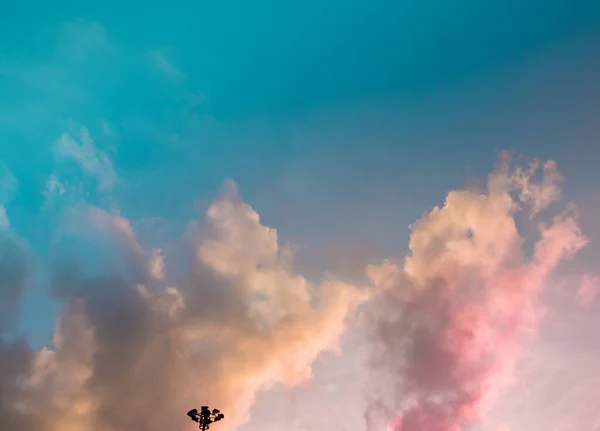 Abstract Color Pinky Sky White Fluffy Cumulus Clouds Beautiful Rays — Stock fotografie
