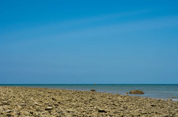 Ciel Bleu Mer Plage Corail Eau Bleue Dans Lumière Jour — Photo