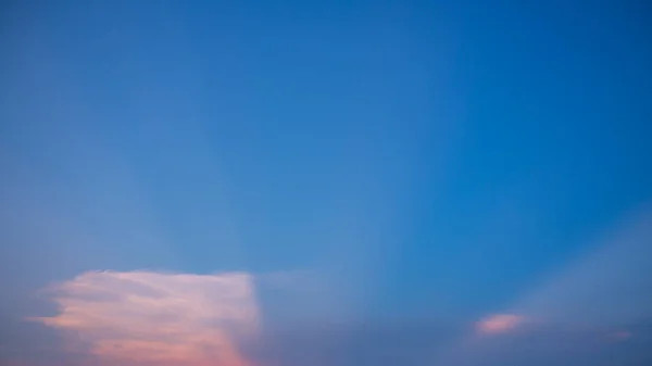 Tramonto Cielo Colorato Raggi Sole Brillano Sopra Cielo Limpido Colore — Foto Stock