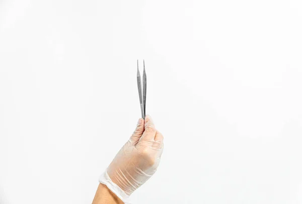 Primer Plano Mano Podólogo Con Guantes Que Sostienen Pinzas Sobre — Foto de Stock