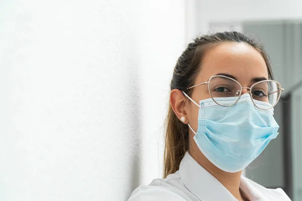 Portrait Young Doctor Wearing Mask White Background — Stock Photo, Image