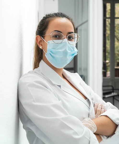 Portrait Young Doctor Wearing Mask Doctor Leaning Wall Her Arms — Stock Photo, Image