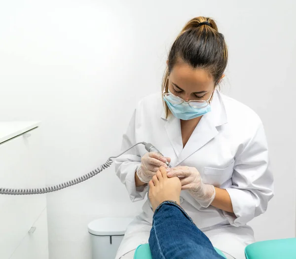 Frontal View Young Chiropodist Doing Chiropractic Work Her Podiatry Clinic — Stock Photo, Image