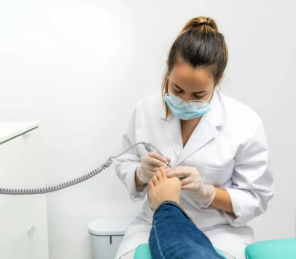 Vista Frontal Una Joven Quiropodista Haciendo Trabajo Quiropráctico Clínica Podología —  Fotos de Stock