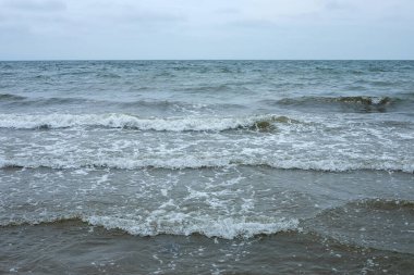 Deniz kıyısında küçük dalgalar, köpüren dalgalar.
