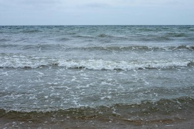 Deniz kıyısında küçük dalgalar, köpüren dalgalar.