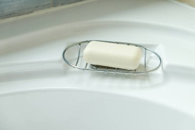 Banyodaki lavaboda sabun, ellerini yıkaman gerek..