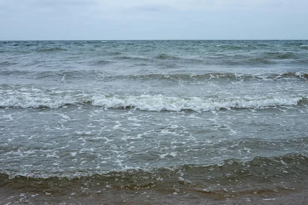Små Vågor Vid Havskusten Skummande Vågor — Stockfoto