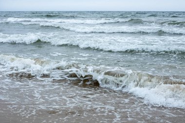 Deniz kıyısında küçük dalgalar, köpüren dalgalar.
