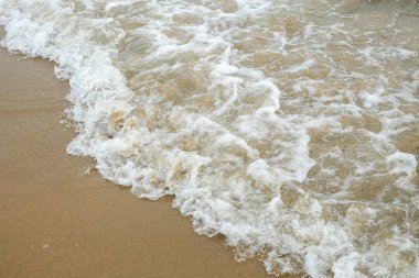 Deniz kıyısında küçük dalgalar, köpüren dalgalar.
