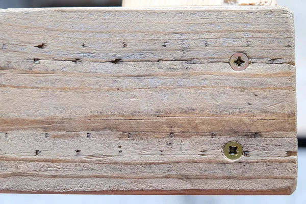 Zamknąć Drewnianą Belkę Dwoma Śrubami Stolarz Złotej Rączki Ręczny Materiał — Zdjęcie stockowe