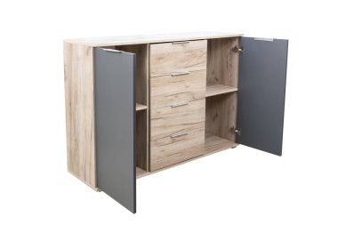 İzole edilmiş beyaz arka planda açık kapıları olan modern ahşap çekmeceler..