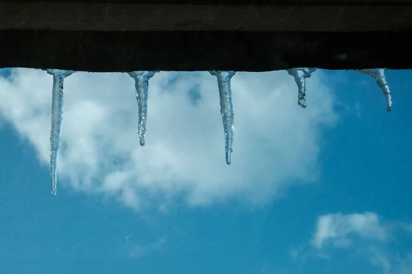 Glaçons Sur Toit Gros Plan Contre Ciel — Photo