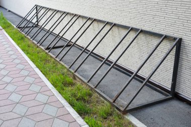 Boş bisiklet parkı. Birden fazla bisiklet için park yeri ya da park yeri. Eve ya da bisiklet dükkanına park etmek için bir yer. Şehir parkında park.