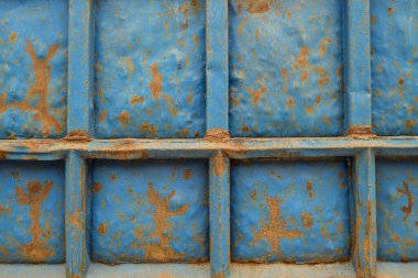 Grunge metal dokusu. Eski mavi metal yüzey. Paslı metal arka planda sömürü izleri var. Mavi grunge arka plan dokusu. Metal veya demir levha yüzeyi.