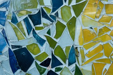 Renkli seramik mozaik zemin ya da duvar. Mozaik üst görünüm. Banyo ya da mutfak duvarı tasarımı fikri. Tekrar kullanılmış kırık fayans. İç dizayn. Renkli doğu çömleği.