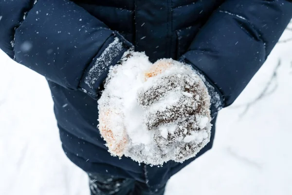 Nahaufnahme Behandschuhte Hände Machen Einen Schneeball — Stockfoto