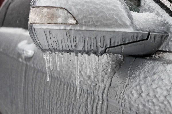 Espejo Retrovisor Congelado Limpiaparabrisas Del Coche Con Carámbanos Hielo Heladas —  Fotos de Stock