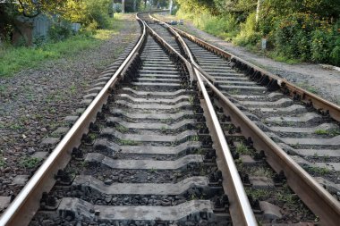 Kırsal kesimde rayları ve pusucuları olan bir demiryolu parçası..