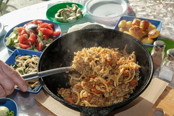 Pilaf Frutti Mare Vecchio Calderone Ghisa Tavolo Con Piatti Verdure — Foto Stock