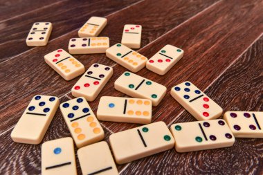 Domino taşları eski ahşap bir yüzeyde yatıyordu. Düz yat. en üstteki görünüm.