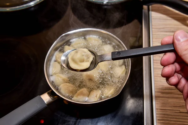 Gnocchi Acqua Bollente Gli Gnocchi Carne Sono Bolliti Una Pentola — Foto Stock