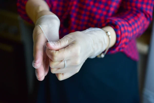 Mujer Toma Guantes Goma Sus Manos — Foto de Stock