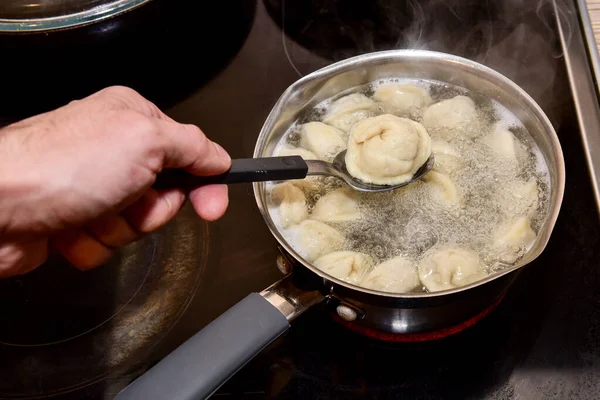 Gnocchi Acqua Bollente Gli Gnocchi Carne Sono Bolliti Una Pentola — Foto Stock