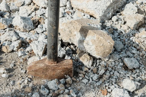Железный Молоток Разбивает Камень Куски Большой Кувалда Строительства — стоковое фото