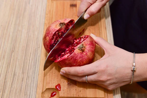 Mãos Femininas Cortando Romã Uma Cozinha Close — Fotografia de Stock