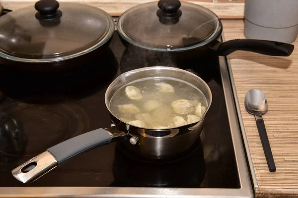 Gnocchi Russi Acqua Bollente Gli Gnocchi Carne Sono Bolliti Una — Foto Stock