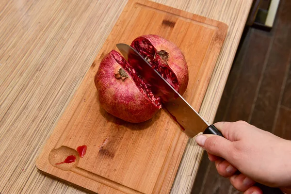 Mãos Femininas Cortando Romã Uma Cozinha Close — Fotografia de Stock