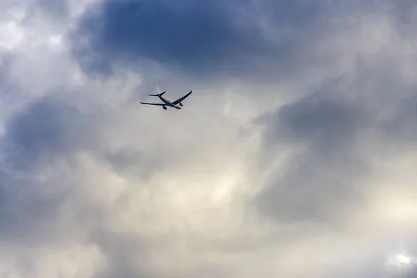 Een Passagiersvliegtuig Vliegt Naar Donderwolken — Stockfoto