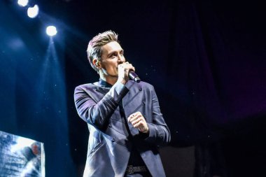 VLADIVOSTOK, SEPTEMBER 4: Dima Bilan, popüler Rus şarkıcı ve 2008 Eurovision Şarkı Yarışması galibi, Rusya 'nın Vladivostok kentinde 4 Eylül 2021 tarihinde Doğu Ekonomi Forumu' nda sahne aldı..