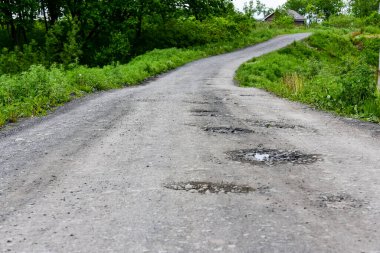 Köy hayatı, kır evlerine giden boş toprak yol..