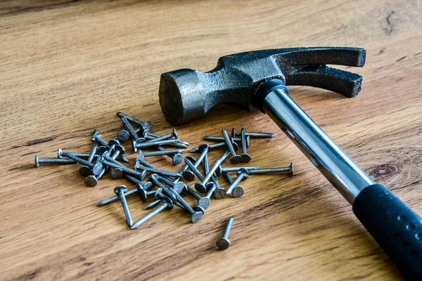 Metalen Hamer Met Spijkers Een Houten Tafel Sluit Maar Timmermansconcept — Stockfoto